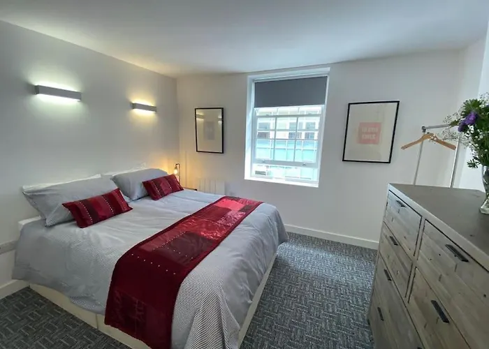 Contemporary City Centre 3 Bedroom Apartment