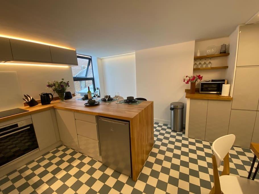 Contemporary Centre 3 Bedroom Sheffield